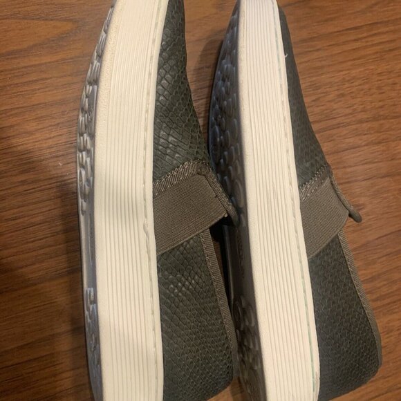Sofft Slip on Sneaker Womens 6.5 Snake Skin Leather Green Casual Flat - Picture 8 of 9